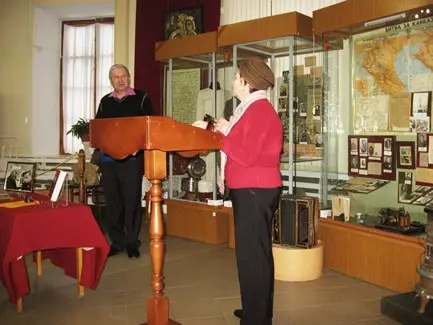 Гости литературного вечера делятся впечатлениями_