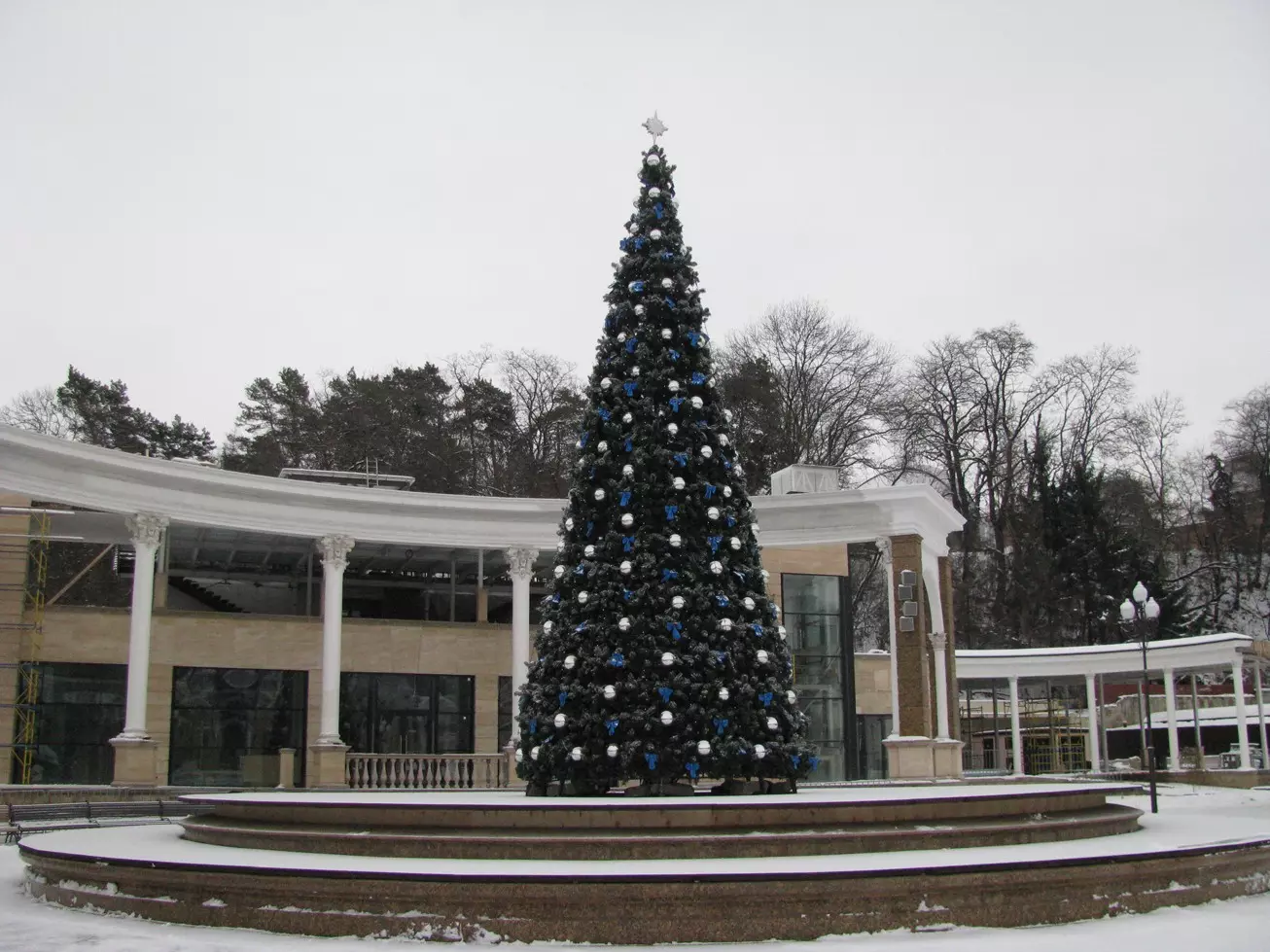 novogodnyaya-elka-fontan