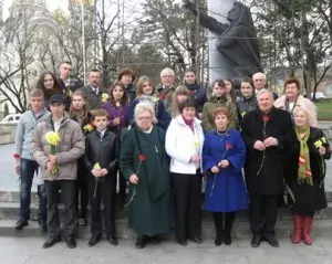 Участники молодежных краеведческих чтений у памятника Журавли в Кисловодске_