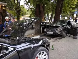 ДТП У ПАМЯТНИКА ДЗЕРЖИНСКОМУ: РАЗБИТЫ ДВЕ МАШИНЫ, ДВОЕ ПОСТРАДАВШИХ