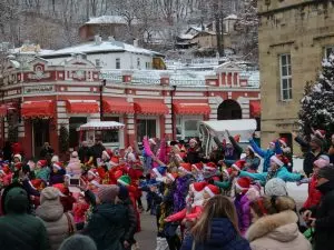 НОВОГОДНИЕ ПРАЗДНИКИ ОТКРЫЛА ДЕТВОРА