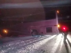 СОТРУДНИКИ ГИБДД ПОМОГЛИ ЗАМЕРЗАЮЩИМ ПАССАЖИРАМ АВТОБУСА