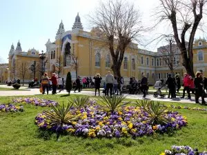 К ВЫСОКОМУ КУРОРТНОМУ СЕЗОНУ КИСЛОВОДСК "ПРИМЕРЯЕТ" ЦВЕТОЧНЫЙ НАРЯД